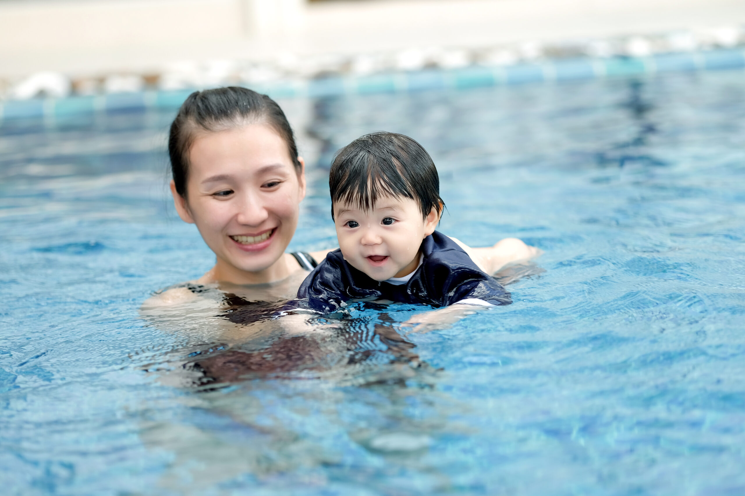 Asian,Mom,And,Baby,Are,Swimming,In,A,Pool,With
