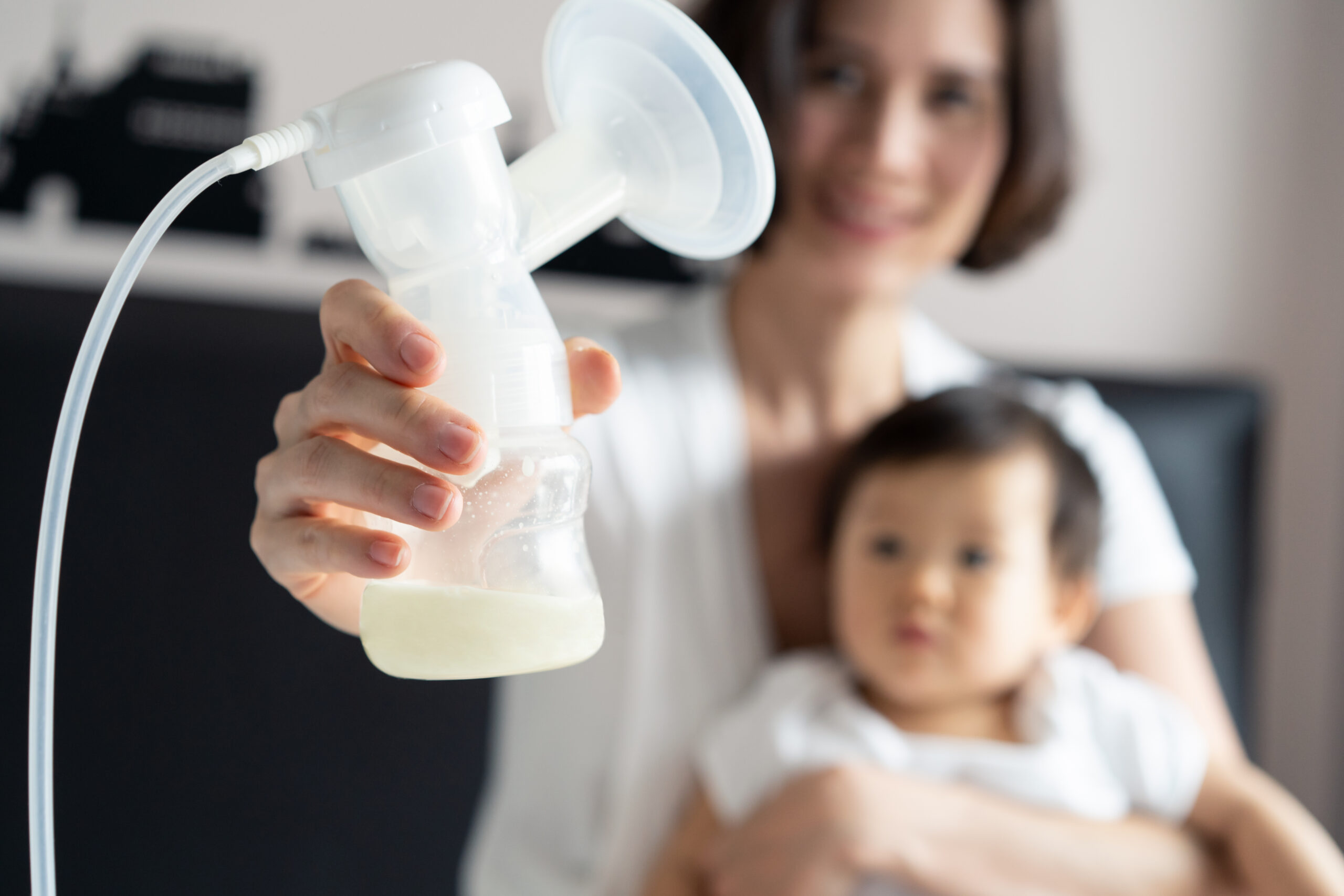 mom with mobile breast pump