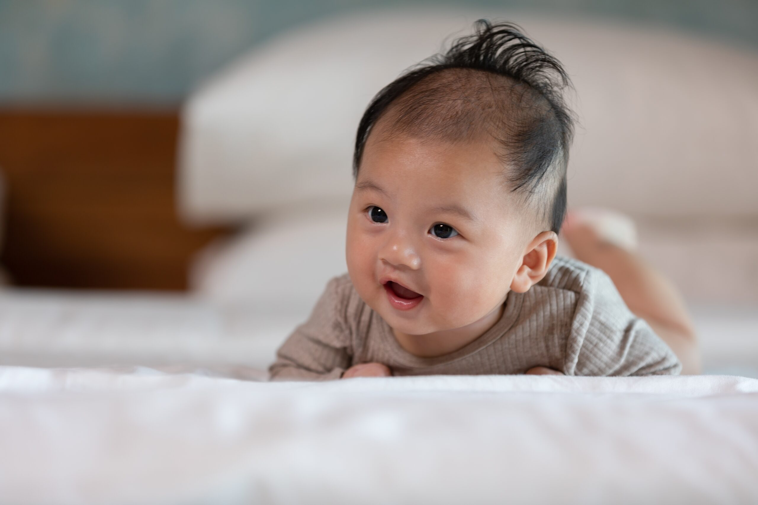 tummy time for babies, baby doing tummy time on blanket