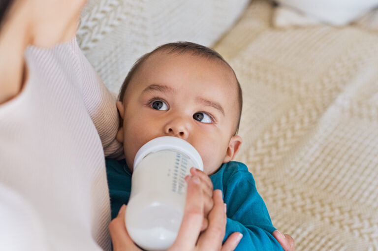 baby drinking from bottle – introducing a bottle to a breastfed baby